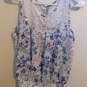 White/ blue floral print top w/ white lace detail